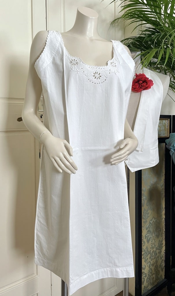 ancienne-chemise-de-jour-pour-dame-nuit-chambre-lin-broderie-main-brode-aiguille-feston-monogramme-antiquite-brocante