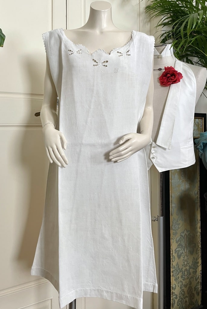 chemise-de-jour-nuit-en-lin-brode-main-linge-ancien-dame-collection-trousseau-19eme-siecle-antiquite-brocante