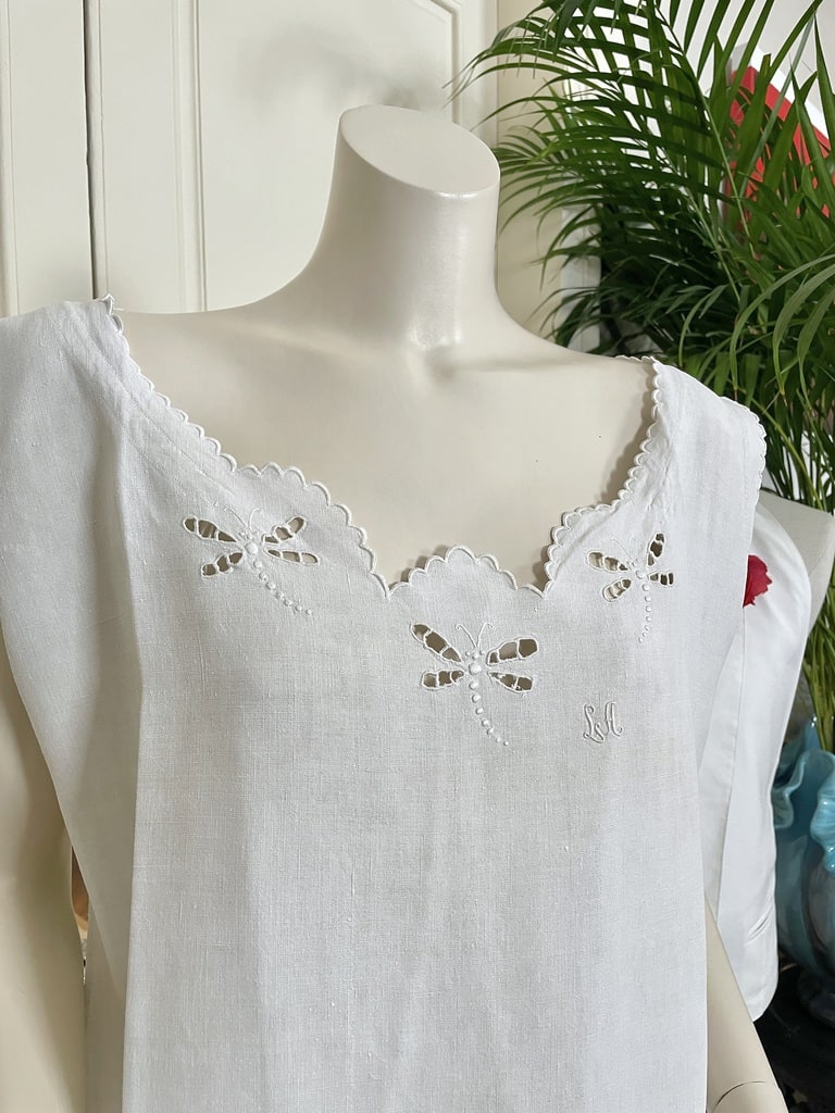 chemise-de-jour-ancienne-linge-ancien-papillons-brodes-main-lin-jour-broderie-anglaise-fils-tires-antiquite-brocante-mode-shabby-chic