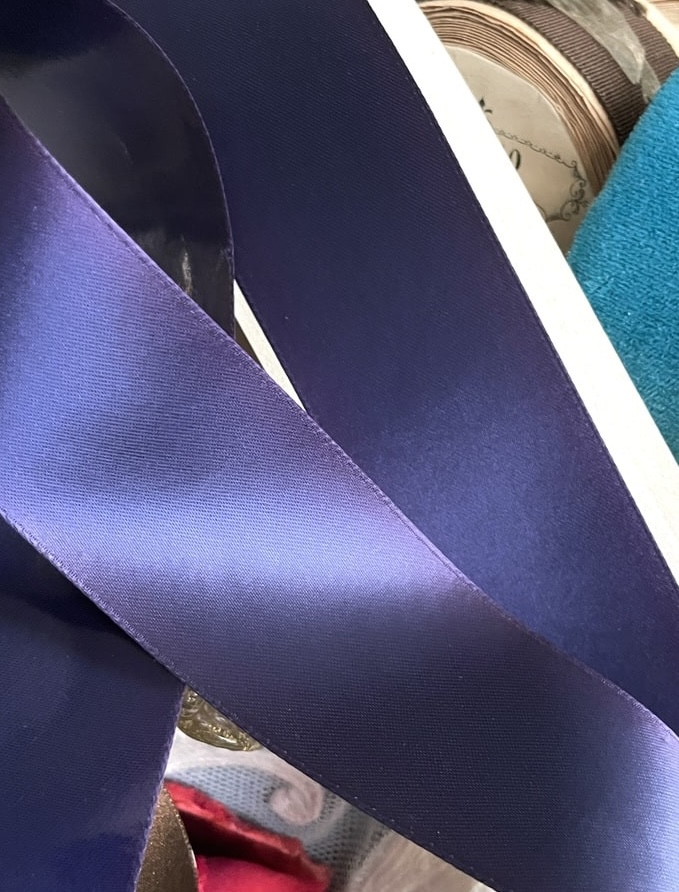 ruban-ancien-satin-double-violet-cardinal-cassis-liturgie-mercerie-poupee-ancienne-costume-epoque-antiquite-brocante