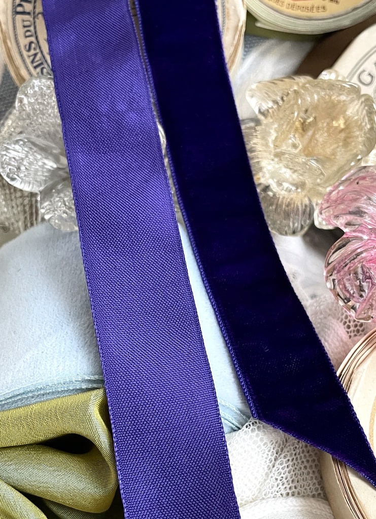 ruban-ancien-velours-de-soie-violet-cardinal-cassis-prune-mercerie-ancienne-vetement-poupee-mode-modiste-costumier-antiquite