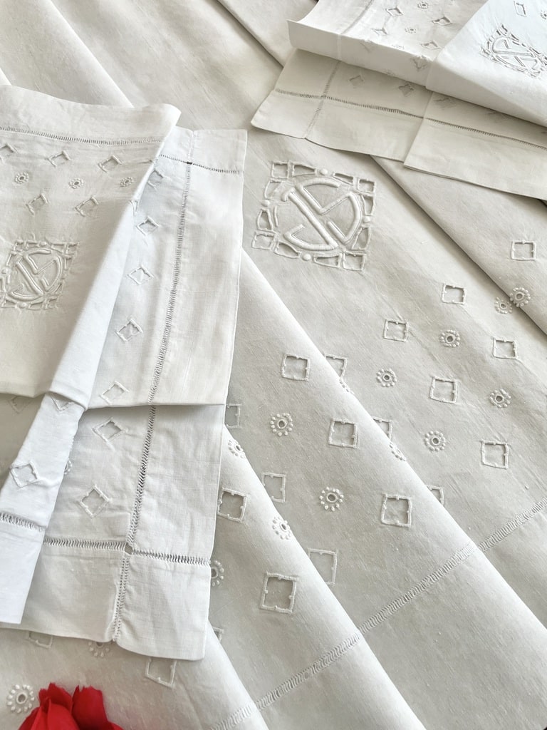 linge-ancien-drap-de-lit-lin-brode-main-monogramme-js-plumetis-jours-feston-broderie-fait-main-ancienne-antiquite-brocante-chic