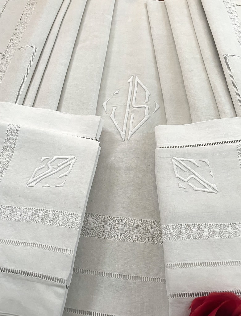 drap-ancien-linge-de-lit-en-lin-brode-main-monogramme-chiffre-lettres-broderie-blanche-jours-venise-echelle-antiquite-brocante
