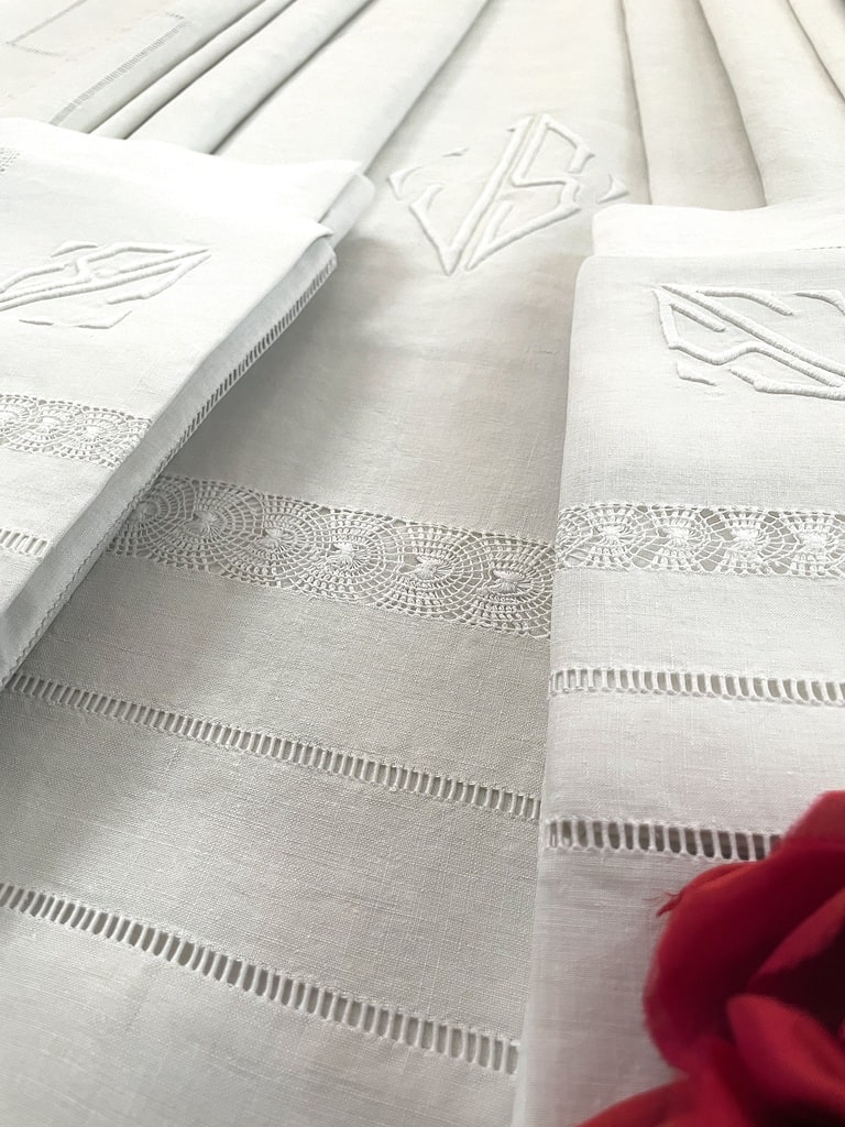 linge-ancien-lit-drap-parure-lin-monogramme-brode-main-jours-chiffre-trousseau-ancien-antiquite-brocante-vente-en-ligne-luxe-chambre-hote