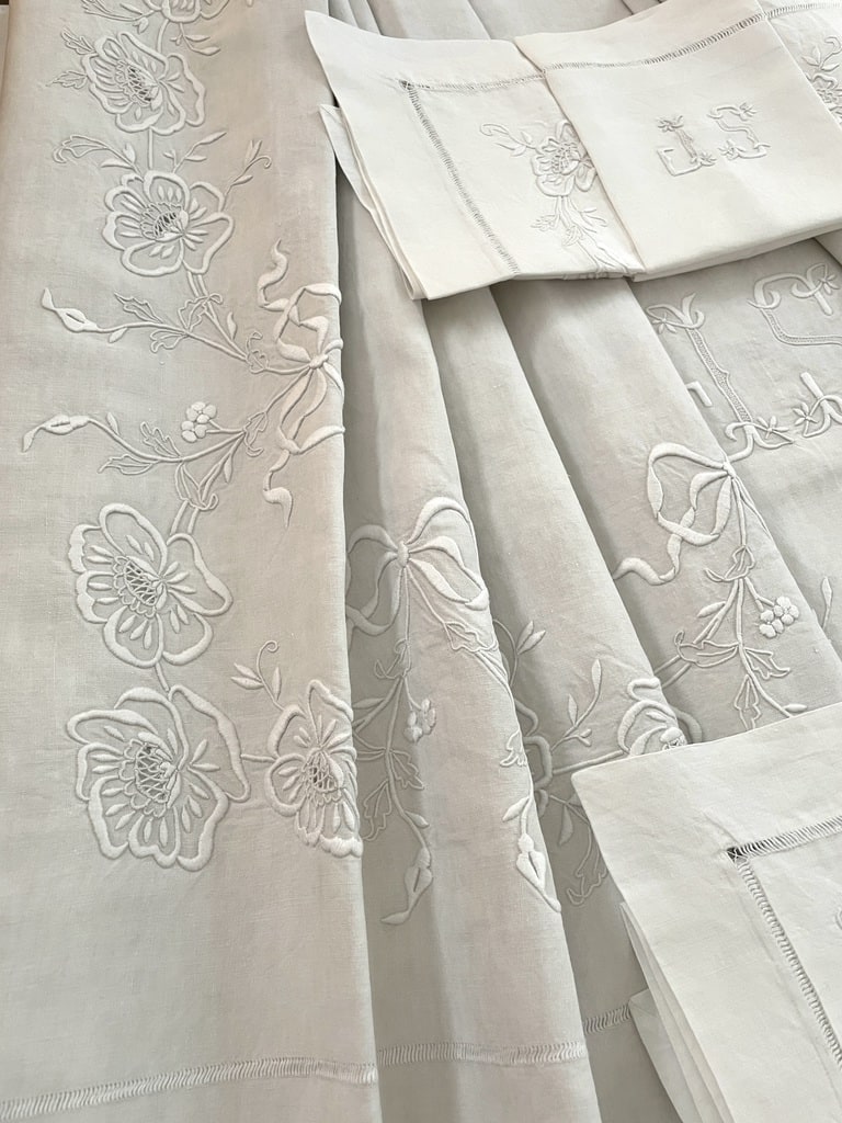 Parure Drap Et Housse D'oreiller En Lin Brodé Main XXème Siècle Blanc