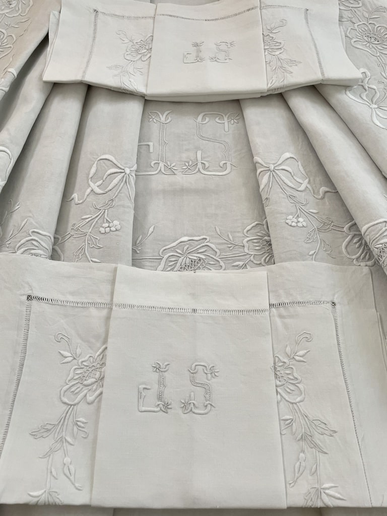 linge-de-lit-ancien-draps-parure-taies-oreiller-traversin-broderie-blanche-fait-main-brocante-fleurs-plumetis-antiquite