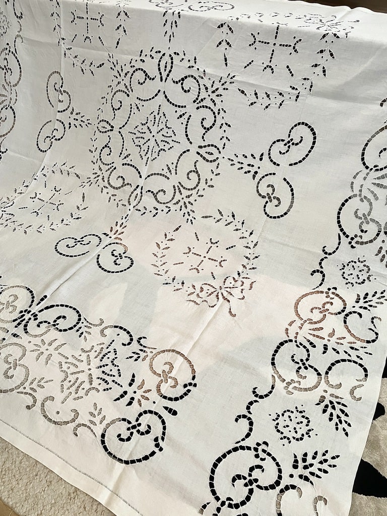 linge-ancien-dessus-de-lit-en-fil-de-lin-broder-main-richelieu-trousseau-antiquite-brocante