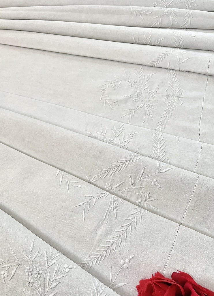 dra-de-mariage-ancien-linge-de-lit-lin-broderie-blanche-decouverte-rabat-brode-main-monogramme-trousseau-traditionnel-antiquite-brocante