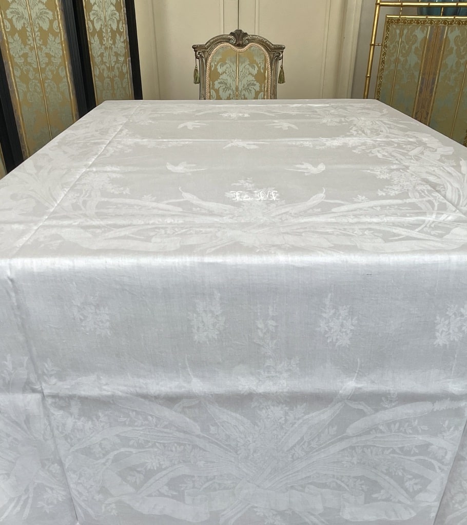 linge-de-table-ancien-nappe-decore-damas-de-lin-jonc-hirondelles-oiseaux-chasse-monogramme-lm-antiquite-brocatne