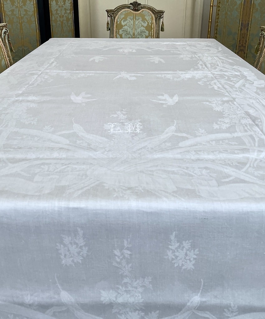nappe-ancienne-damas-de-lin-damasse-decor-chasse-trophee-oiseaux-palombes-hirondelles-repas-art-de-la-table-antiquite-brocante