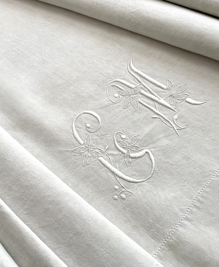 linge-ancien-drap-de-lit-en-lin-brode-main-antiquite-brocante-chic-shabby-blanc-lin-fil-mongramme-initiales-chiffre-trousseau