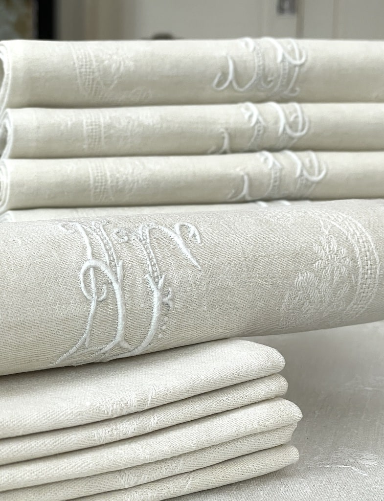linge-de-table-ancien-nappes-serviettes-surnappes-napperons-chemins-de-table-lin-damasse-brode-main-monogrammes-antiquite-brocante