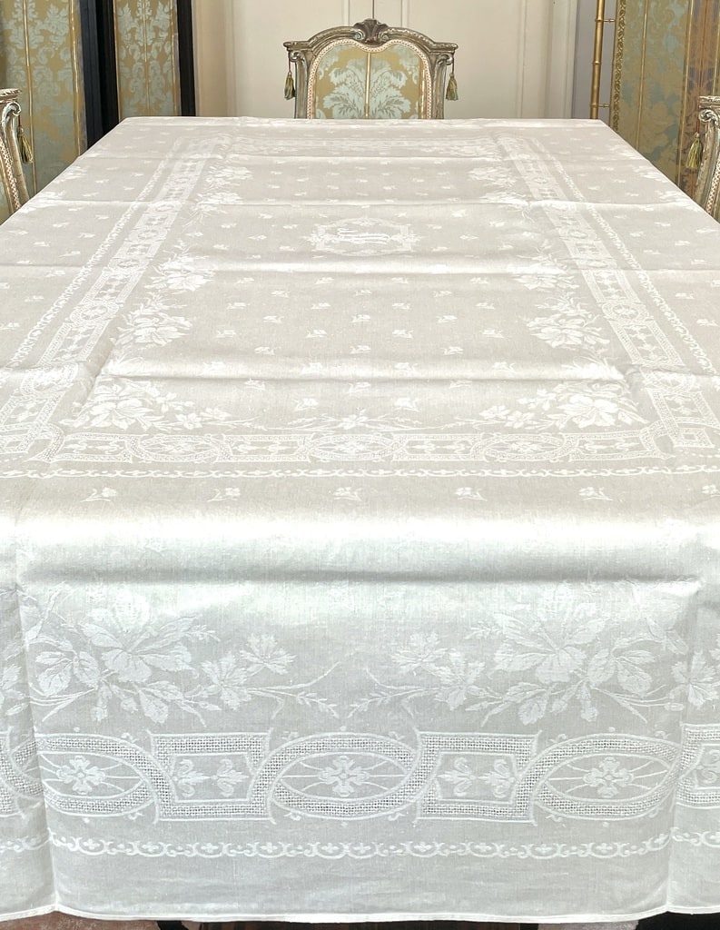 Lot de 10 grandes serviettes en damas de lin avec scènes de chasse à courre et le nom Estorc - Passion de blanc