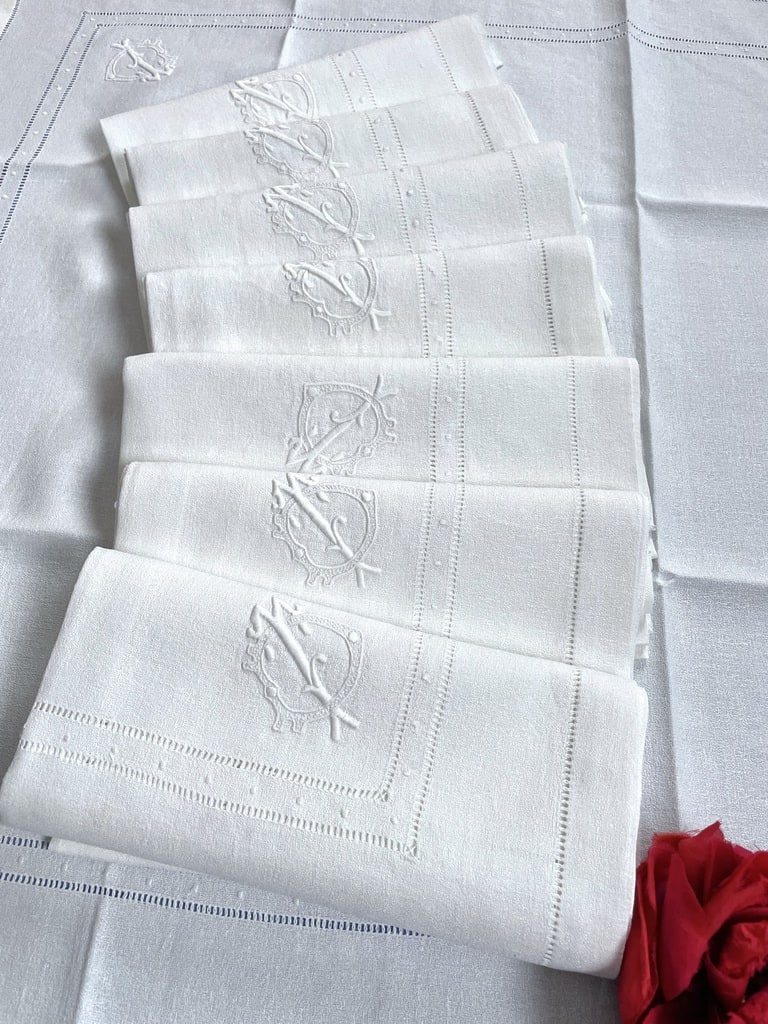 serviettes-de-table-anciennes-linge-ancien-lin-damasse-gratinte-monogramme-diner-repas-chic-savoir-vivre-chic-antiquite-brocante