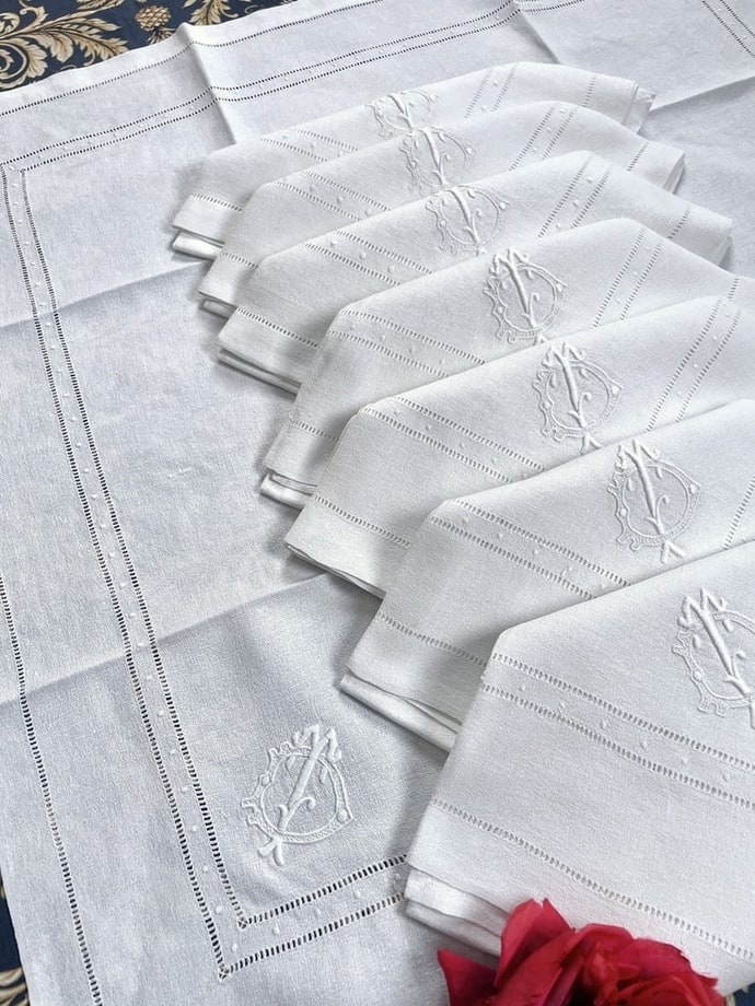 anciennes-serviettes-de-table-en-lin-damasse-broderie-blanche-monogramme-diner-repas-de-feteJPG