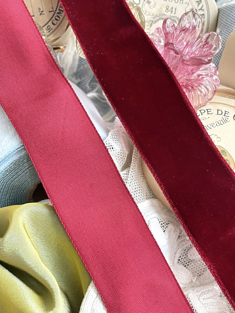 ruban-ancien-velours-de-soie-couleur-rubis-grenat-confection-costume-ancien-robe-poupees-anciennes-antiquite-brocante-vintage