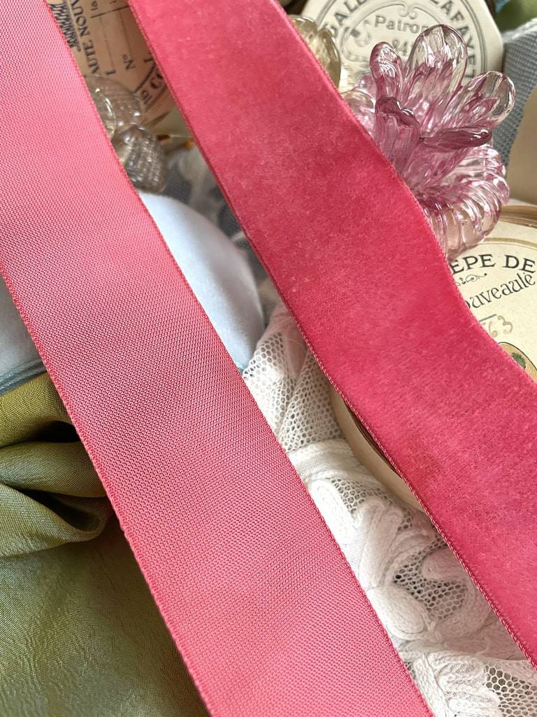 ruban-ancien-velours-de-soie-rose-poudre-mercerie-anciennte-annee-1950-1960-1970-vintage-antiquite