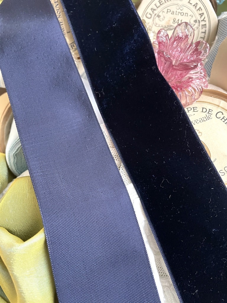 ancien-ruban-velours-de-soie-couleur-bleu-nuit-eglise-liturgie-chasuble-antependium-autel-conopee-antiquite-brocante