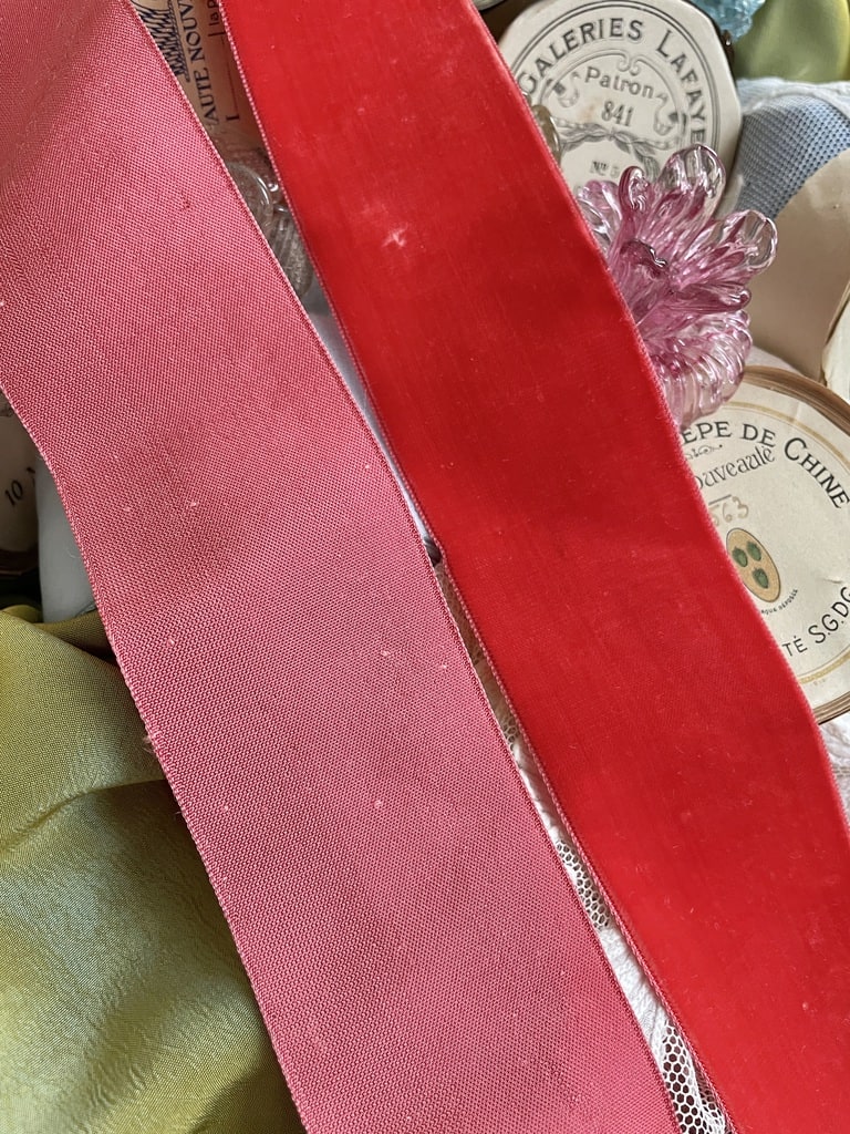 large-ruban-ancien-velours-de-soie-rouge-vermillon-corail-couture-robe-costume-poupees-anciennes-confection-rubannerie-vintage