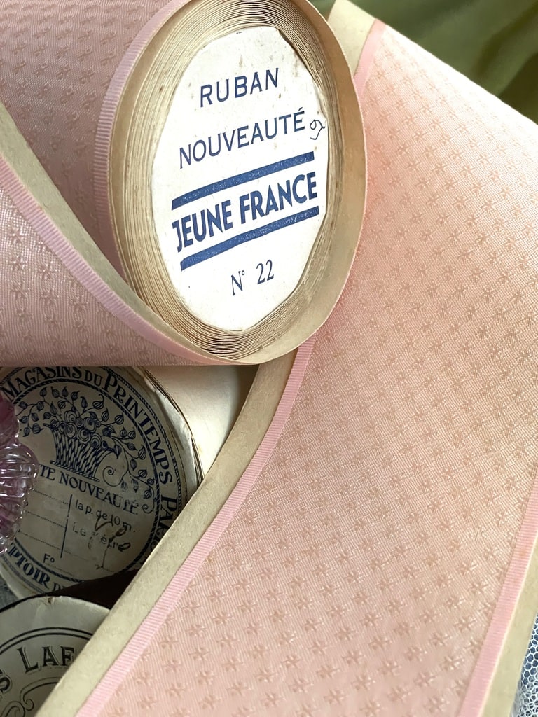 ruban-ancien-rubannerie-vintage-grand-magasin-haute-nouveauté-antiquite-brocante-couture-mode-robe-poupee