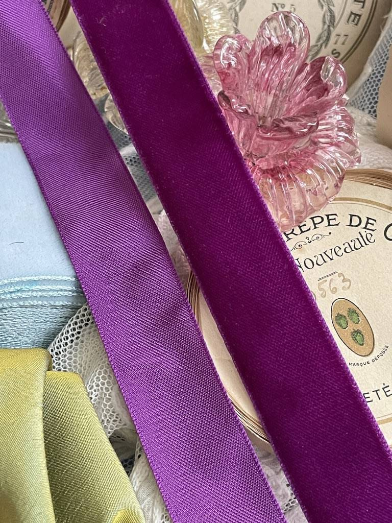 ruban-velours-de-soie-couleur-cardinal-cassis-mercerie-ancienne-article-liturgique-autel-antependium-chasuble-antiquite-brocante