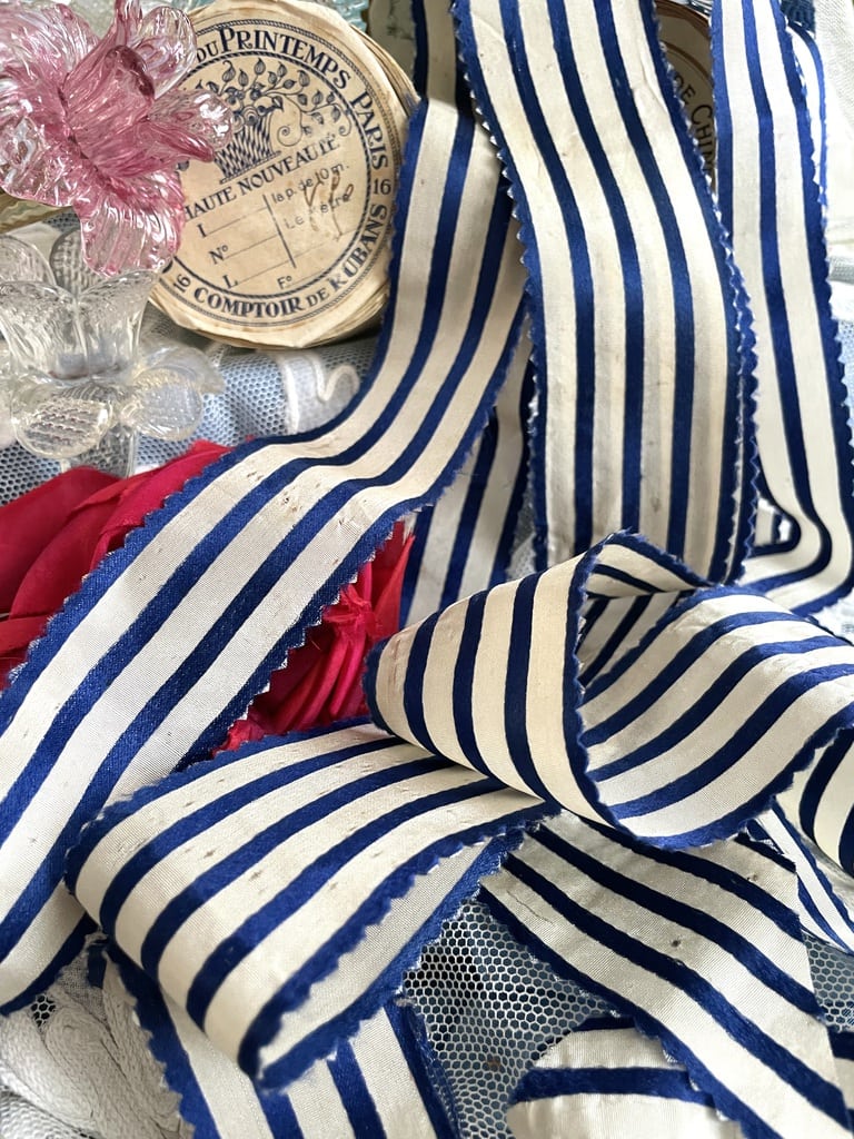 ruban-ancien-soie-creme-rayures-bleues-lyonnaise-vetements-de-poupees-anciennes-mercerie-19eme-siecle-antiquite-brocante