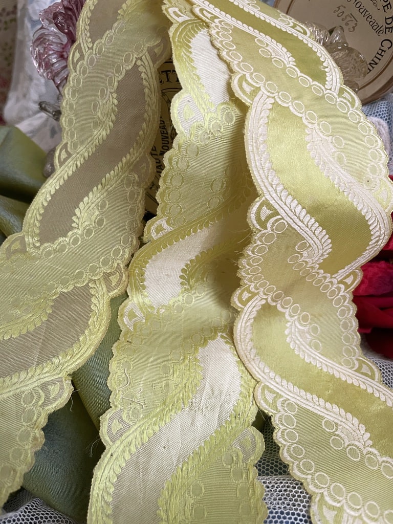 rubans-anciens-soie-lyonnaise-epoque-empire-debut-19eme-creation-textile-costume-robes-de-poupees-antiquite-mode-ancienne