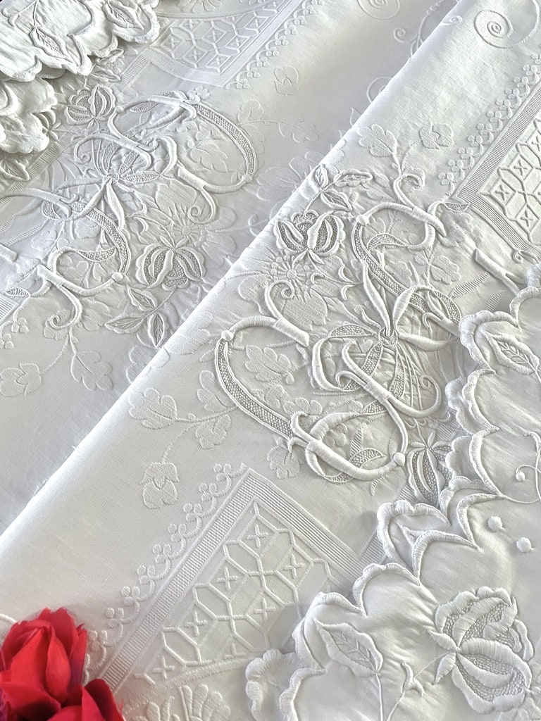 ancienne-couverture-de-mariage-pique-de-coton-plat-monogramme-g-c-broderie-blanche-trousseau-19eme-siecle-antiquite-brocante