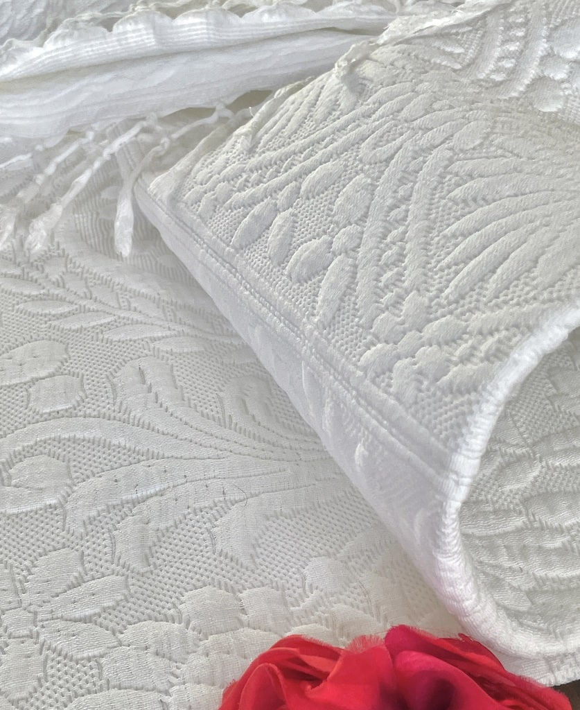 linge-ancien-couverture-dessus-de-lit-plaid-draps-taies-d-oreiller-trousseau-de-mariage-antiquite-brocante