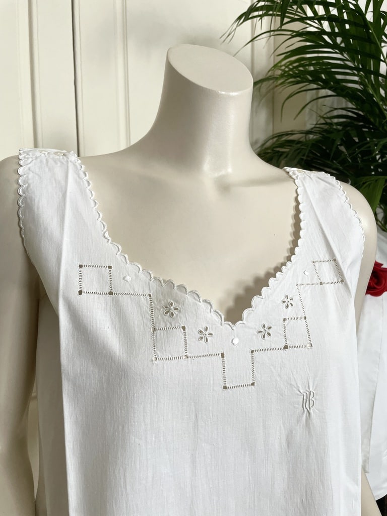 ancienne-chemise-de-jour-en-fil-de-lin-broderie-blanche-fait-main-jours-et-festons-trousseau-antiquite-brocante