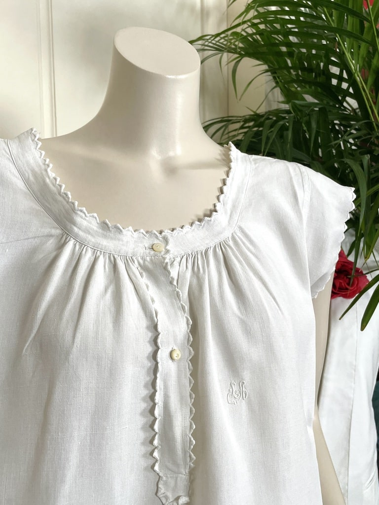chemise-de-jour-ancienne-mode-dame-lin-brode-monogramme-feston-bouton-nacre-linge-ancien-antiquite-brocante