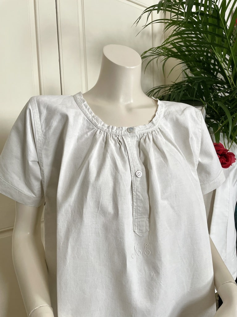 Chemise de jour en lin brodée main MT Linge ancien pour dame