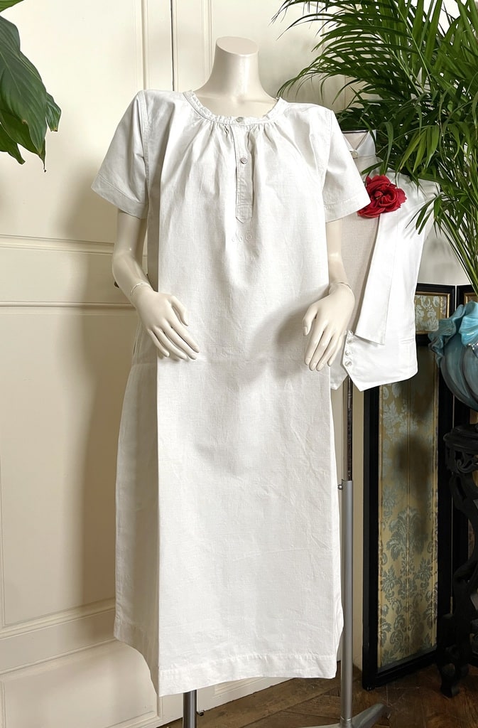 linge-ancien-chemise-de-jour-ancienne-en-lin-brodee-main-feston-monogramme-boutons-nacre-antiquite-brocante-vente-en-ligne