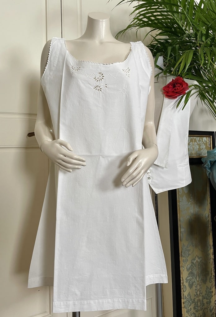 mode-ancienne-pour-dame-chemise-de-jour-en-lin-brodee-main-aiguille-col-bateau-feston-bretelles-boutons-nacre-antiquite-brocante