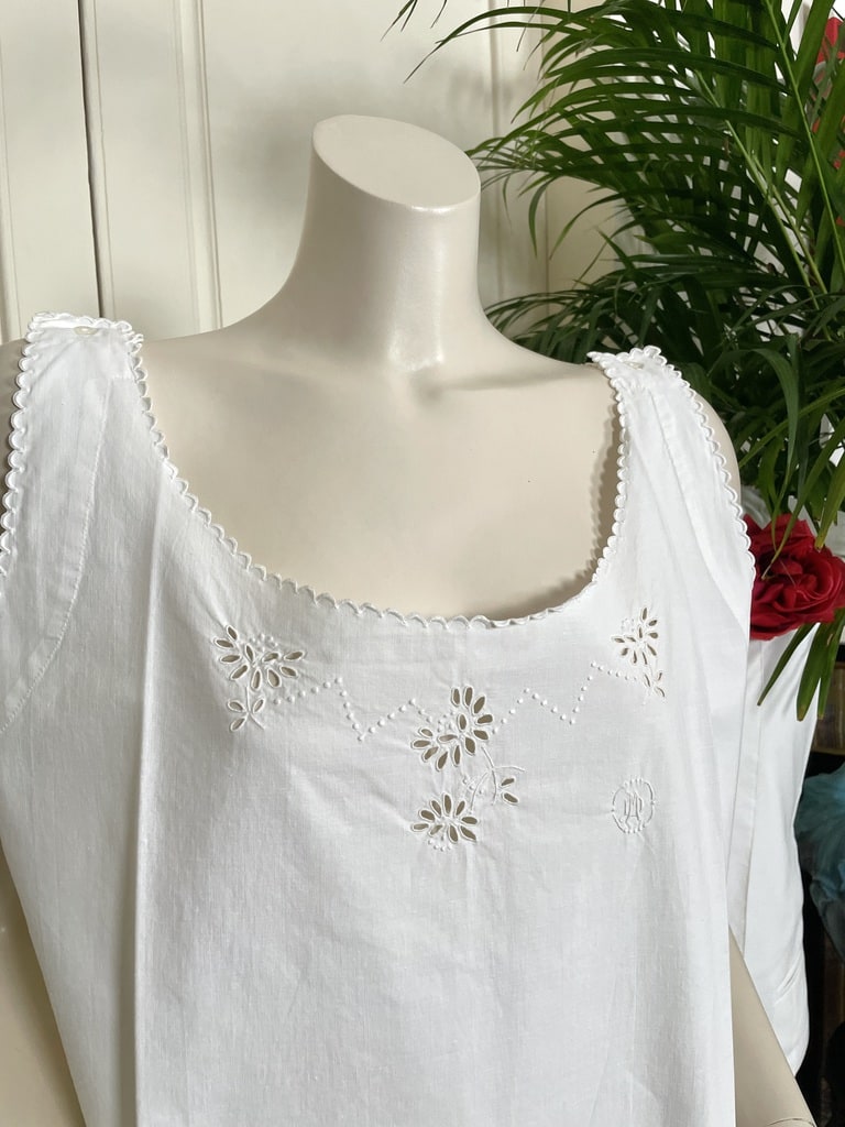 chemise-de-jour-ancienne-liquette-grand-mere-lin-broderie-fait-main-trousseau-1900-19eme-antiquite-brocante