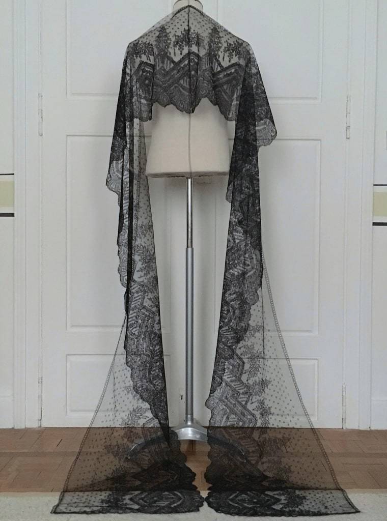 dentelle noir de chantilly ancienne mercerie dentelliere caen fil de soie grenadine etole crinoline antiquite brocante costume ancien