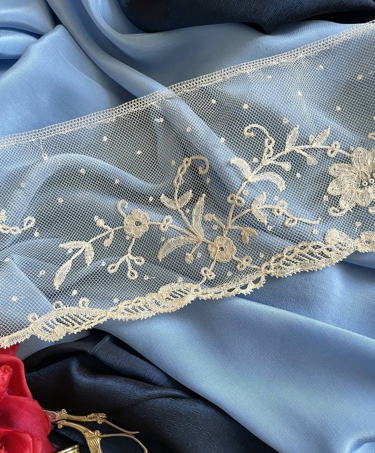 dentelle-ancienne-application-d-angleterre-fuseaux-aiguille-fil-de-lin-mercerie-jadis-poupee-costume-collection-costumiere-confection-antiquite-brocante