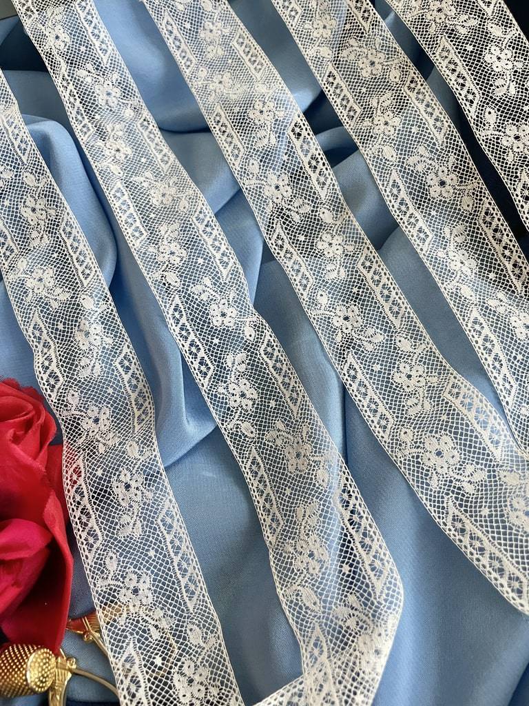 Antique lace dentelle antique lace fabric scraps -  a l'epoque