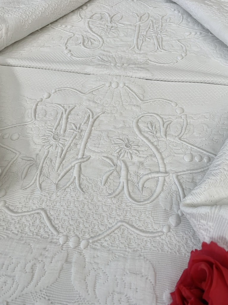 couverture-ancienne-pique-de-coton-gaufre-provence-marseille-double-monogramme-linge-ancien-antiquite-brocante-brode-main