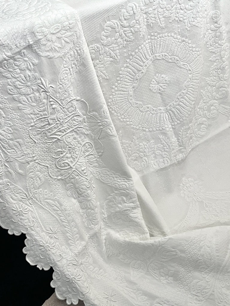 dessus-de-lit-couverture-pique-de-coton-brode-main-linge-ancien-provencal-tradition-sud-camargue-antiquite-brocante-fait-main-trousseau