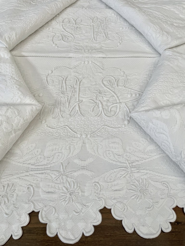 couverture-piquee-ancienn-bordrures-festonnees-broderie-fait-main-monogramme-trousseau-de-famille-antiquite-brocante-vintage-19eme