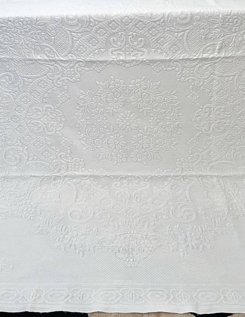 linge-ancien-lit-couverture-franges-coton-camargue-provence-marseille-tradition-ouvrage-brode-main-monogramme-antiquite-brocante