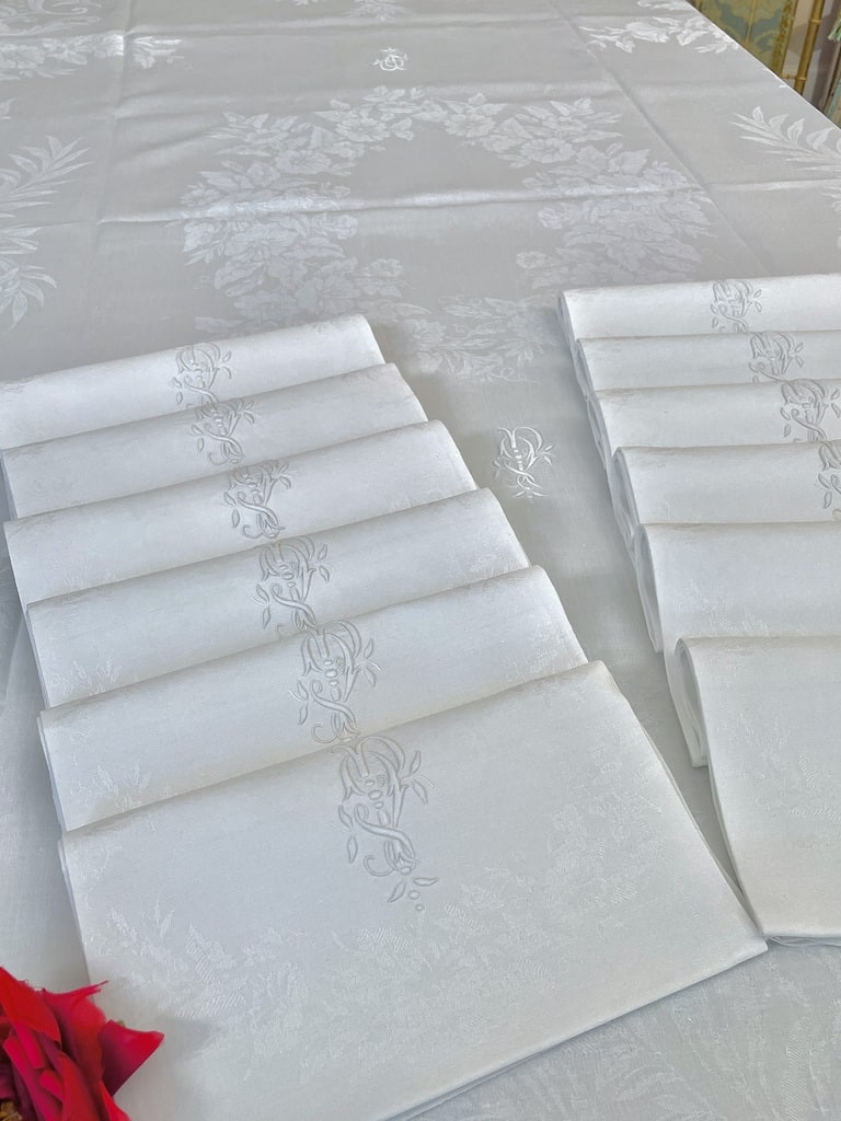 linge-de-table-ancien-service-12-couverts-lin-damasse-decor-barroque-nappe-seviettes-brodees-main-monogramme-plumetis-antiquite-brocante