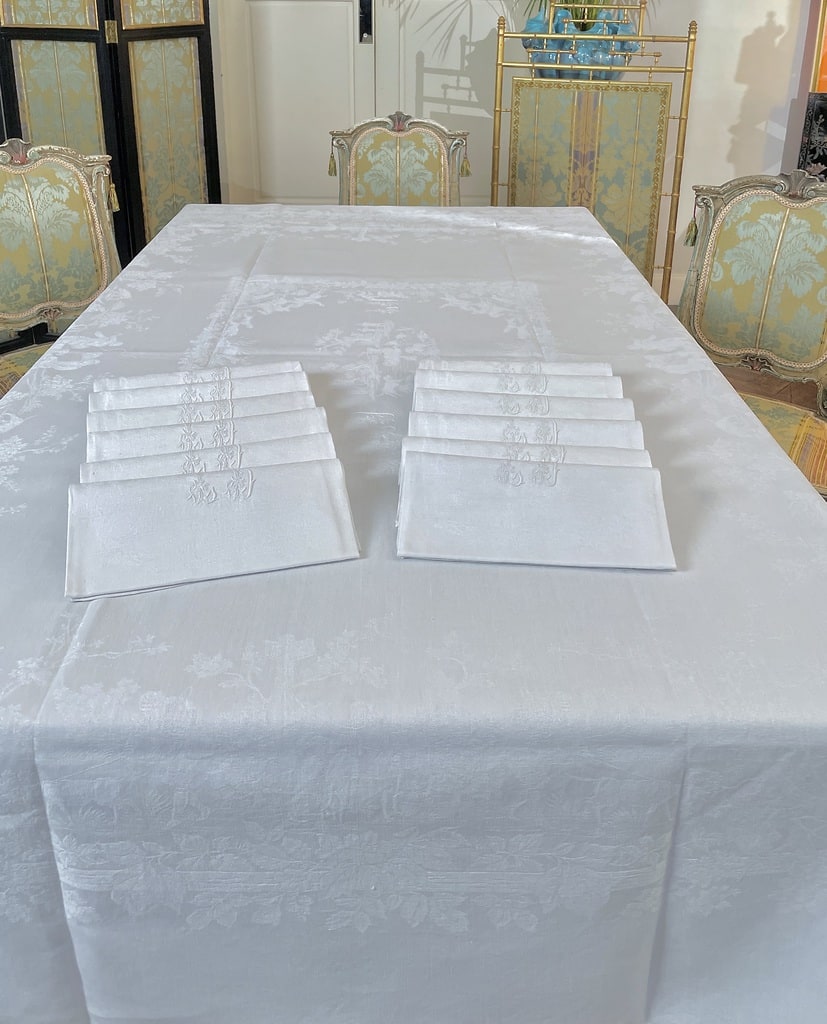 linge-ancien-traditionnel-art-de-la-table-chasse-a-courre-gibier-de-terre-et-eau-lin-damasse-historie-serviettes-nappe-monogramme-initiales-broderie-blanche-antiquite-brocante