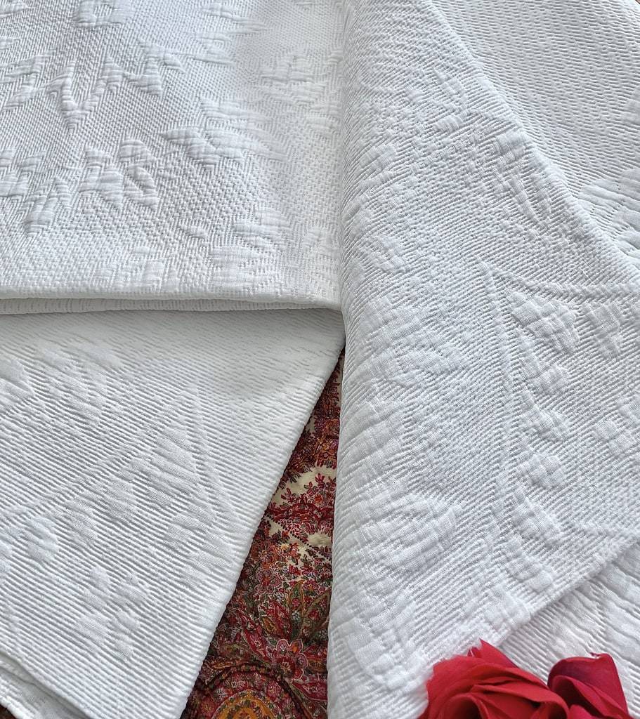 courte-pointe-ancienne-pique-de-coton-gaufre-dessus-de-lit-trousseau-de-mariage-linge-ancien-de-famille-provence-antiquite-brocante-broderie-blanche-fait-main