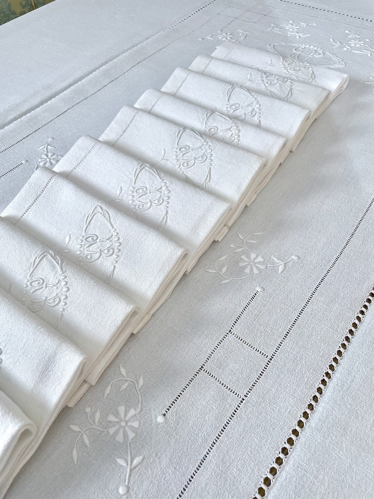 mise-de-table-art-linge-traditionnel-nappe-serviettes-lin-granite-jours-echelle-plumetis-broderie-blanche-chemin-centre-de-table-linge-ancien-antiquite-brocante