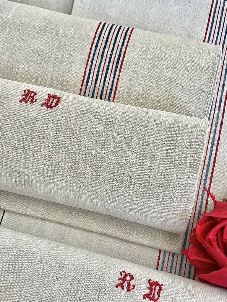 linge-ancien-maison-torchons-serviettes-nappes-rideaux-taies-draps-couvertures-dessus-de-lit-broderie-blanche-initiales-monogrammes-brode-main-antiqiute-brocante