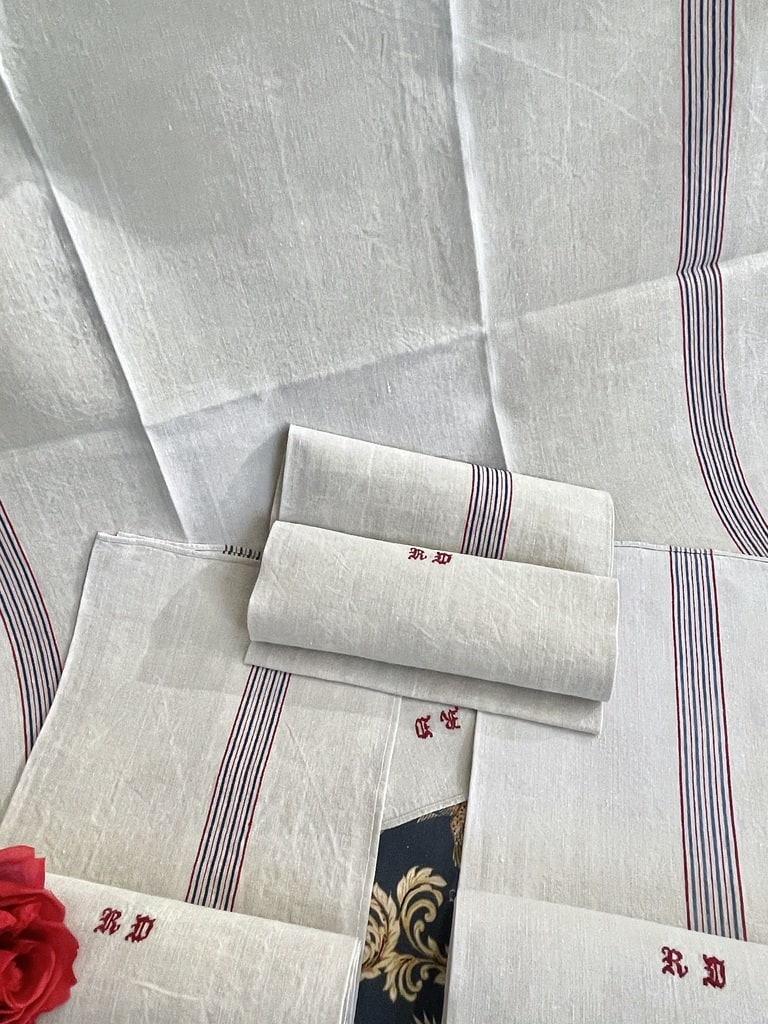 torchons-essuies-mains-en-lin-monogramme-brode-fil-rouge-point-de-croix-linge-ancien-rayures-rouges-bleues-antiquité-brocante-vintage-cuisine-office-