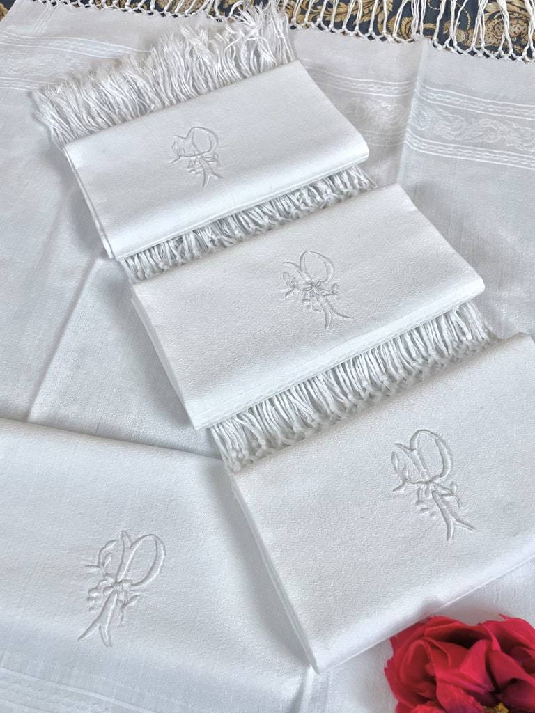 linge-ancien-blanc-serviettes-de-toilette-invites-pique-de-coton-liteaux-frange-monogramme-art-de-vivre-chambres-hote-antiquite-brocante