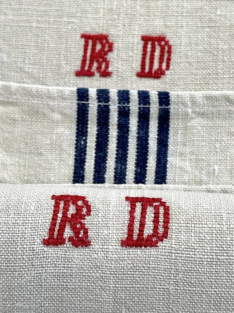 torchons-anciens-rayures-bleues-initiales-rouges-point-de-croix-brode-mains-trousseau-antiquite-brocante